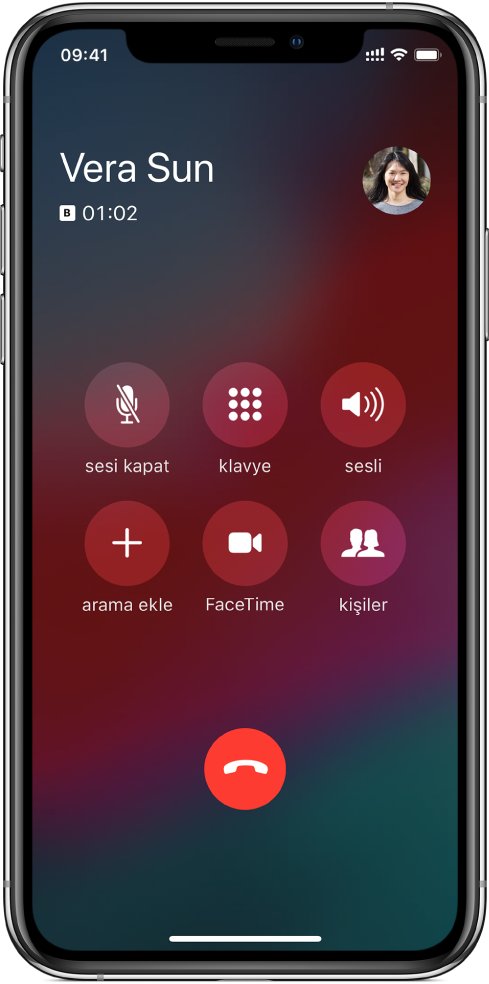 Telefon görüşmesi yaparken kullanabileceğiniz seçeneklerin düğmelerini gösteren Telefon ekranı. Üst satırda soldan sağa sesi kapat, klavye ve hoparlör düğmeleri vardır. Alt satırda soldan sağa arama ekle, FaceTime ve kişiler düğmeleri vardır.