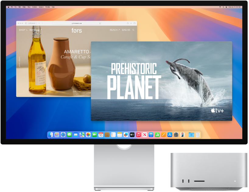 Le Mac Studio à côté d’un écran.
