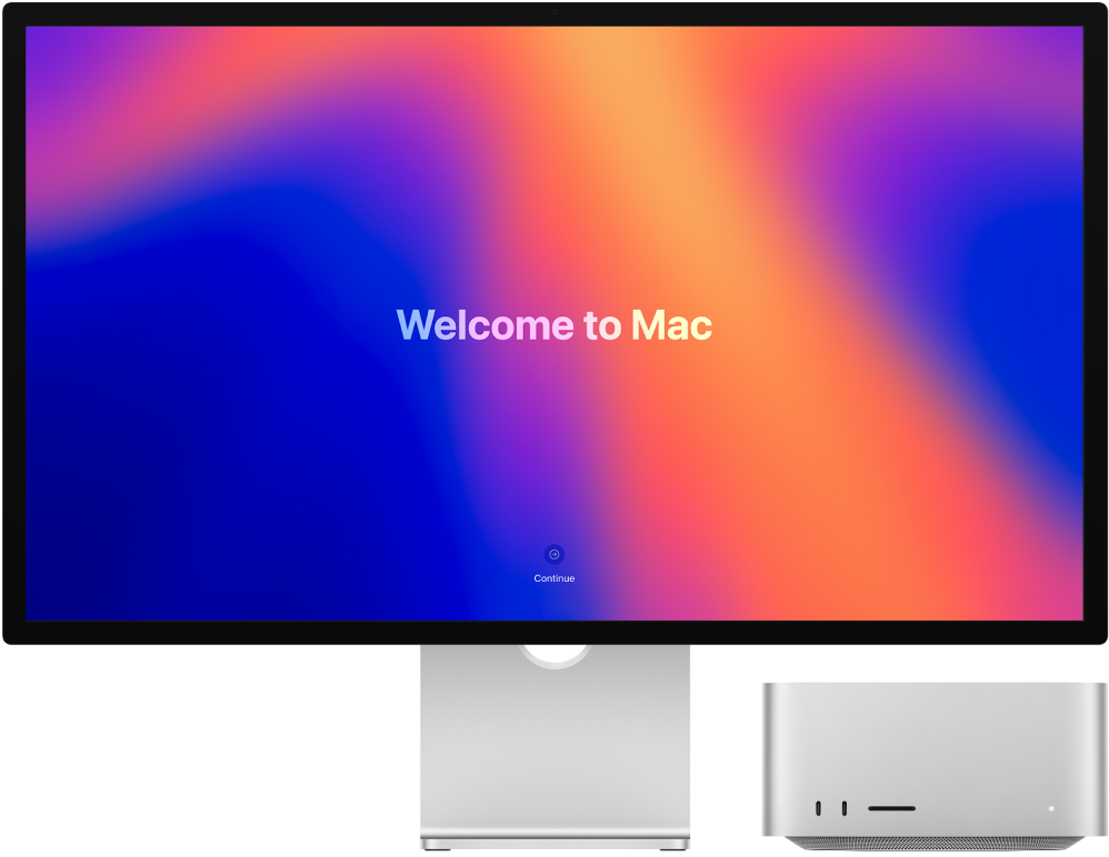 Studio Display un Mac Studio dators ar ekrānā redzamu “Welcome to Mac”.