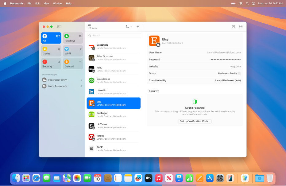 سطح مكتب Mac يظهر به تطبيق كلمات السر.