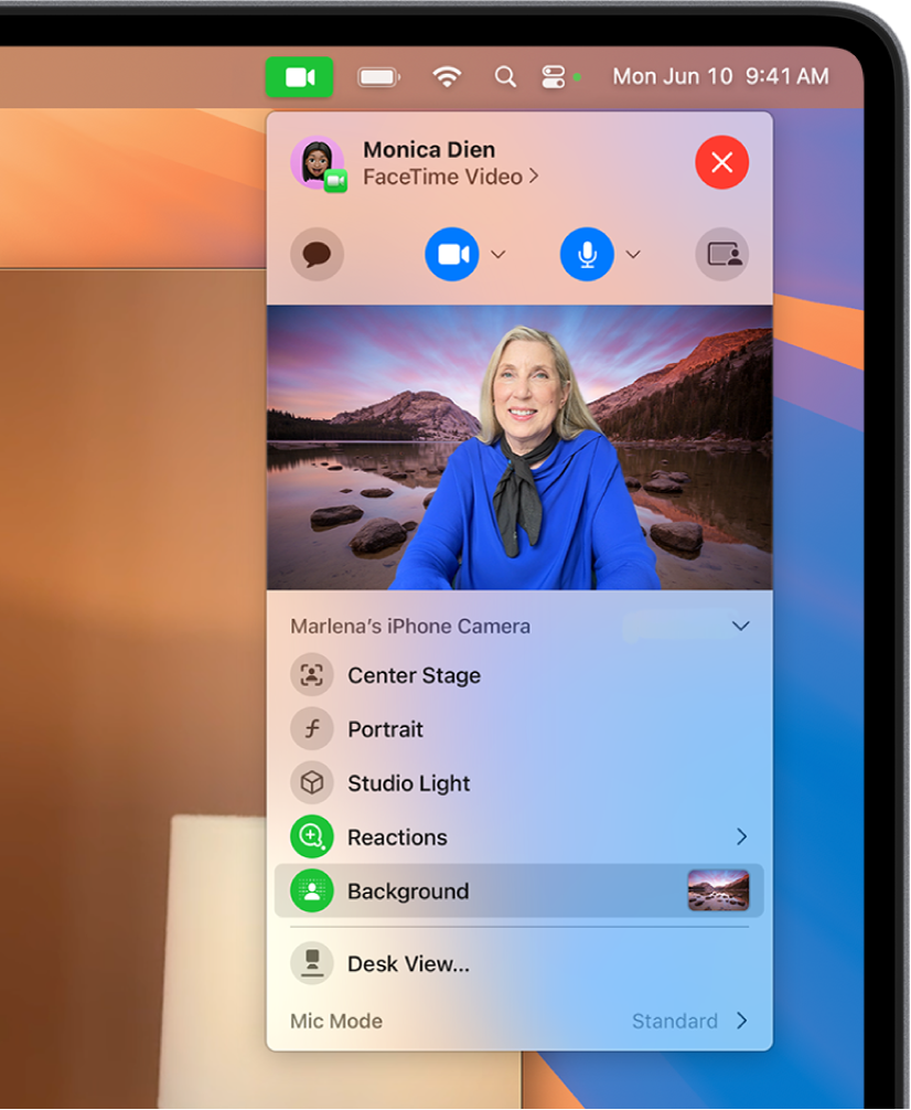 Uma pessoa a usar um fundo durante uma chamada FaceTime.