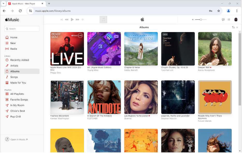 Okno Apple Music v prohlížeči Chrome se zobrazenou knihovnou obsahující více alb