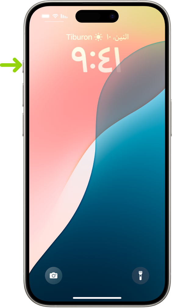 شاشة توضح أن زر الإجراءات موجود على الحافة اليمنى لـ iPhone 15 Pro. يمكنك تخصيص وظيفة الزر في الإعدادات > زر الإجراءات.