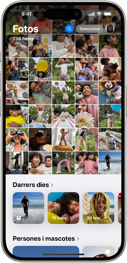L’app Fotos mostrant la retícula de fotos de la biblioteca. A la part inferior de la pantalla, hi ha les seccions “Darrers dies” i “Persones i mascotes”.