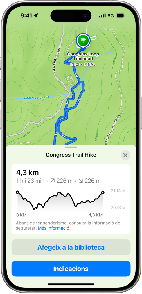 Un mapa topogràfic a l’app Mapes mostrant una ruta d’excursionisme. A la part inferior de la pantalla, hi ha un gràfic d’elevació, el botó Afegeix a la biblioteca i el botó “Ruta”.
