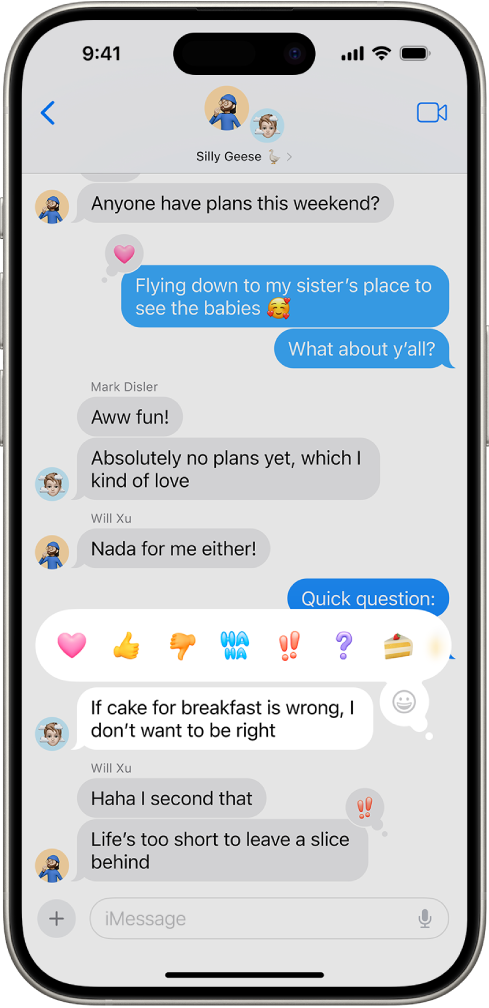 Una conversa a l’app Missatges. Hi ha un missatge seleccionat i es mostren opcions de tapback que inclouen emojis.