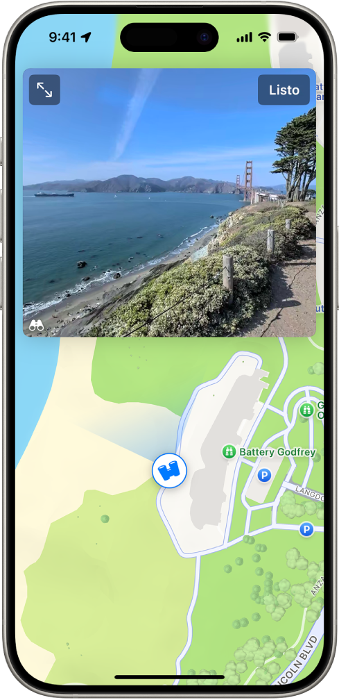 En la app Mapas, se muestra una vista panorámica desplazable de 360 grados sobre el mapa de una zona marcada. El ícono Mirar alrededor superpuesto en el mapa apunta en la dirección de la vista.