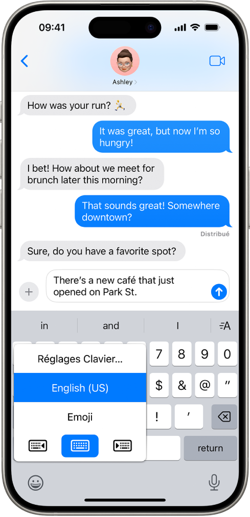 Le menu « Réglages Clavier » est ouvert et affiche trois options : Anglais (É.-U.), Emoji et Retour clavier. En bas du menu, de gauche à droite, se trouvent les boutons de disposition pour gauchers, disposition par défaut et disposition pour droitiers. Le bouton de disposition par défaut est sélectionné.