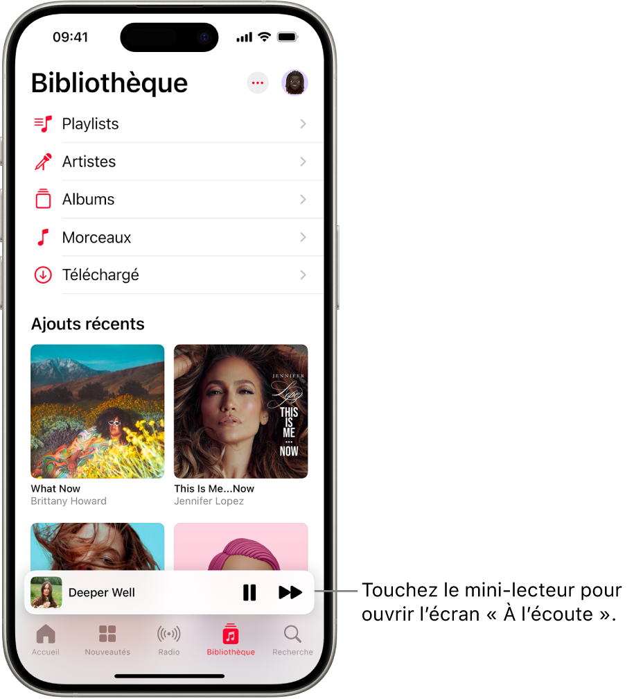 L’écran Bibliothèque, avec le mini-lecteur en bas. Le mini-lecteur affiche le titre du morceau en cours de lecture. Les boutons Pause et « Piste suivante » se trouvent à droite du titre du morceau. Touchez le mini-lecteur pour ouvrir l’écran « À l’écoute ».