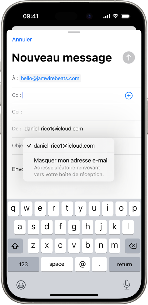 Un brouillon d’e-mail en cours d’écriture. Le champ De est sélectionné avec deux options indiquées en dessous : une adresse e-mail personnelle et « Masquer mon adresse e-mail ».