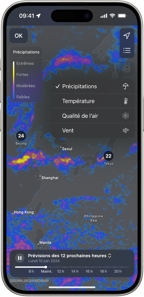 Une carte des températures aux alentours occupe tout l’écran de l’iPhone. Dans le coin supérieur droit se trouvent, de haut en bas, les boutons « Lieu actuel », « Lieux favoris », et « Menu superposé ». Le bouton « Menu superposé » est sélectionné et affiche les boutons Précipitations, Température, Qualité de l’air et Vent. Le bouton Précipitations est sélectionné. Dans le coin supérieur gauche se trouvent le bouton OK et l’échelle de la superposition de la carte des précipitations.