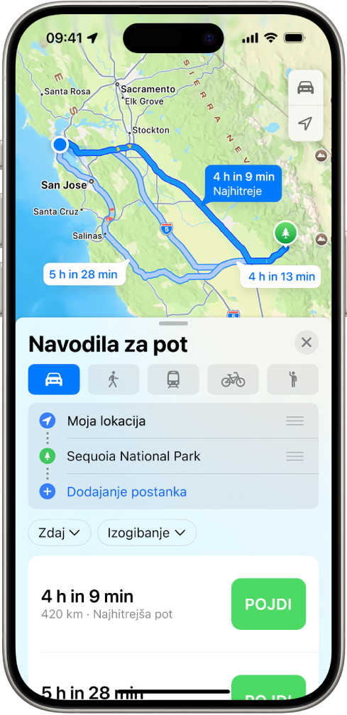 iPhone, ki prikazuje zemljevid z več možnostmi poti do istega cilja. Vsaka načrtovana pot prikazuje predvideni čas in razdaljo ter gumb Pojdi za začetek podrobnih navodil za pot. Barvno kodiranje na vsaki načrtovani poti označuje prometne razmere.