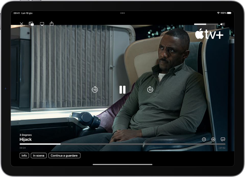 Un programma TV in riproduzione, con i controlli visibili. In alto a sinistra sono presenti i pulsanti Chiudi, “Picture in Picture”, AirPlay e Condividi. In alto a destra è presente il cursore del volume. Al centro, sono presenti i pulsanti per andare avanti e indietro di 10 secondi e per mettere in pausa. Lungo la parte inferiore, è presente un cursore che puoi trascinare per regolare la posizione del video; ai lati del cursore sono visibili il tempo trascorso e il tempo rimanente. In basso a destra sono presenti i pulsanti Info, “In scena” e “Continua a guardare”.