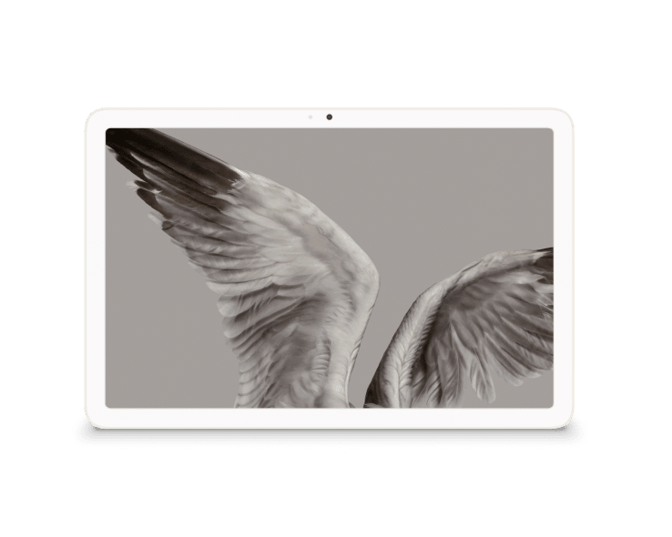 Google Pixel Tablet, auf dessen Display Wetter und Uhrzeit angezeigt werden.