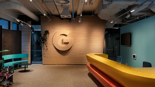 Google 로고, 리셉션 데스크, 다양한 식물이 놓인 사무실 로비입니다.